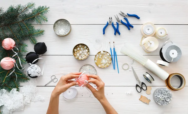 Creatieve diy hobby. Handgemaakte decoratie van Kerstmis, ballen en garland — Stockfoto