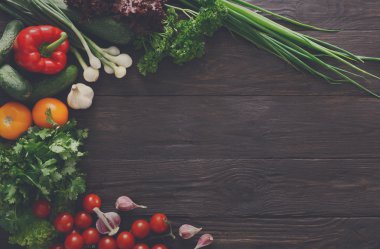 Sınır kopya alanı ahşap zemin üzerine taze sebze