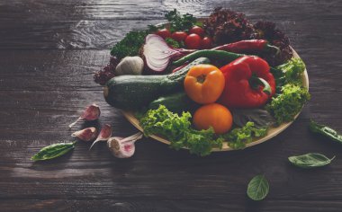 Kopya alanı ahşap zemin üzerine taze sebze bol