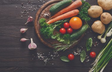 Kopya alanı ahşap zemin üzerine taze sebze bol