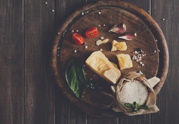 Delicatessen queijo close-up em madeira rústica, brie e parmesão — Fotografia de Stock