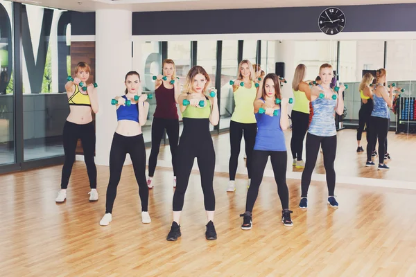 Grupo de jovens mulheres na aula de fitness — Fotografia de Stock