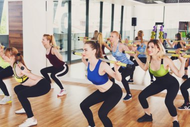Grup genç kadını fitness sınıfı