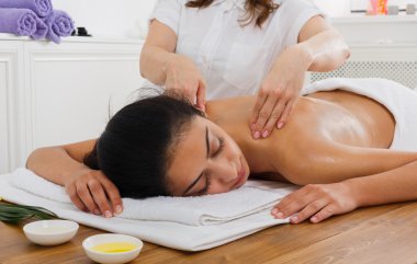 Kadın masör vücut spa sağlıklı yaşam merkezinde masaj yapmak
