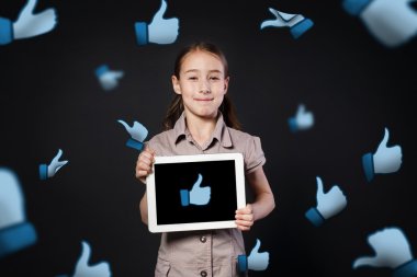 Çocuk bağımlılığı sosyal ağlar. Tablet ile küçük kız