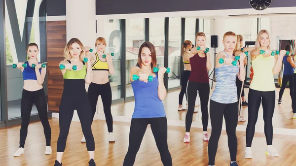 Gruppe junger Frauen im Fitnessclub — Stockfoto