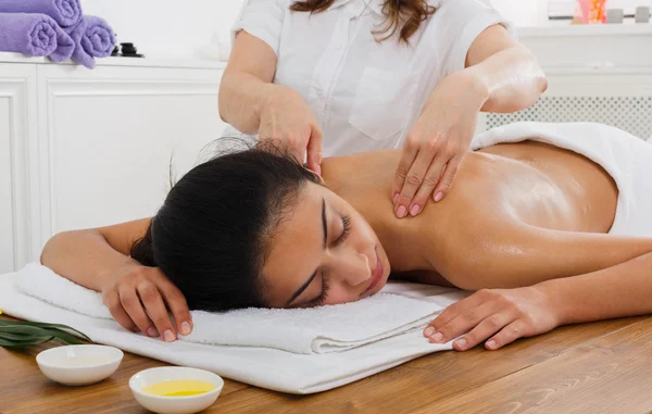 Женский массаж тела в оздоровительном спа-центре — стоковое фото