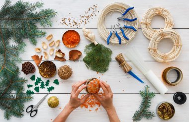 Yaratıcı DIY hobi. El yapımı craft Noel dekorasyonu, toplar ve çelenk
