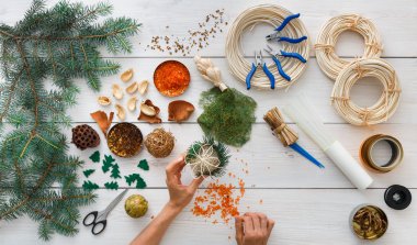Yaratıcı DIY hobi. El yapımı craft Noel dekorasyonu, toplar ve çelenk