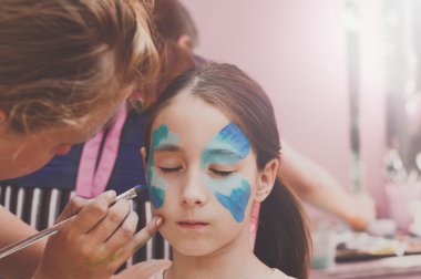 Kadın çocuk yüz boyama, kelebek süreci