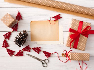 Yaratıcı hobi. Noel hediyesi kutusuna yapmak için el yapımı Araçlar