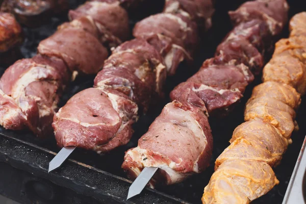 Kebab de boeuf et poulet. Viande fraîche au gril, barbecue — Photo