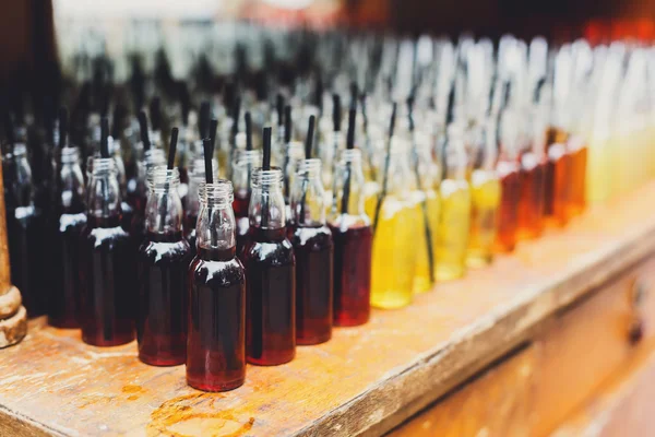 Cócteles con alcohol, tragos en botellas — Foto de Stock