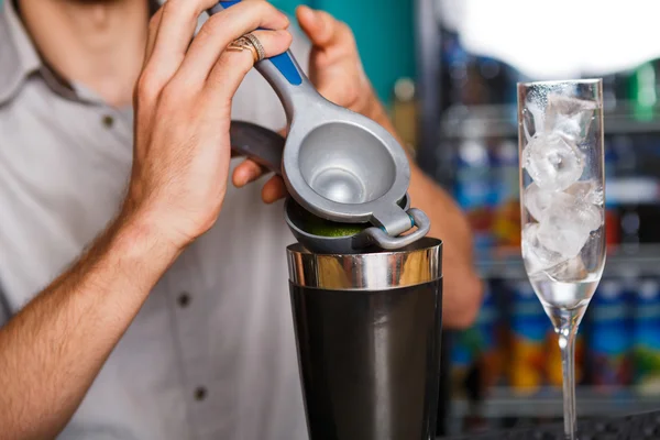 Barmans manos haciendo cóctel con yema de huevo — Foto de Stock