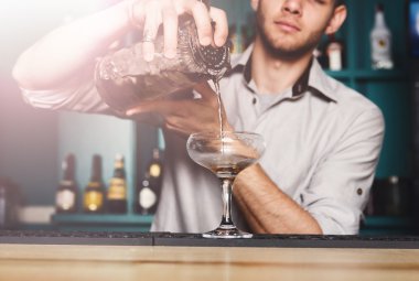 Genç Barmen karıştırma cosmopolitan kokteyl