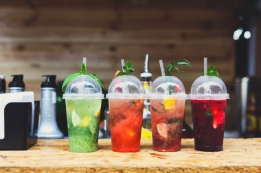Gece kulübü çubuğunda yaratıcı egzotik alkolsüz kokteyller