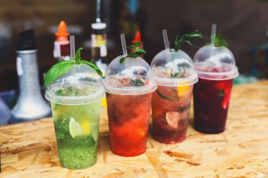 Gece kulübü çubuğunda yaratıcı egzotik alkolsüz kokteyller