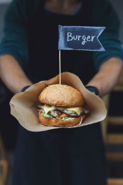 Sokak fast food, hamburger ile barbekü ızgara biftek