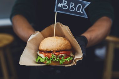 Sokak fast food, hamburger ile barbekü ızgara biftek