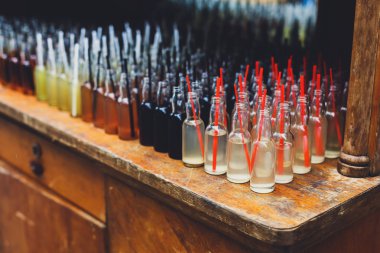 Alkol kokteyller, içki şişeleri içinde çekim