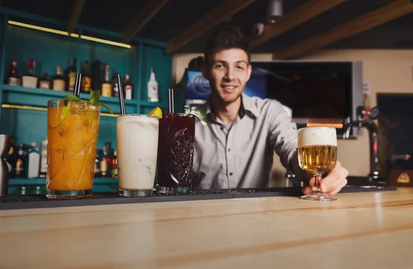 Young Barman biedt alcoholvrije cocktails in bar van de club van de nacht — Stockfoto