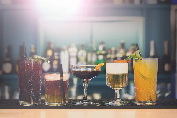 Creatieve alcoholvrije cocktails in bar van de club van de nacht — Stockfoto