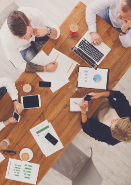 Grup çalışma office, üstten görünüm meşgul iş adamları