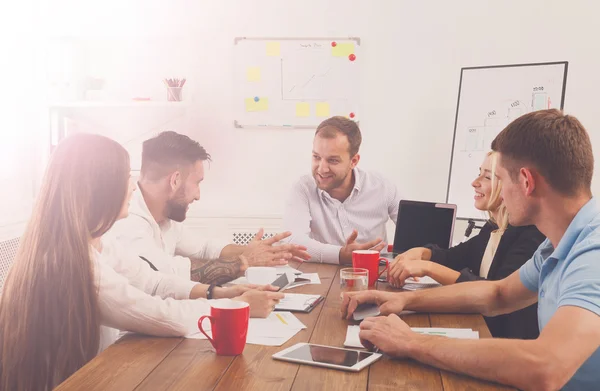 Reunión de negocios. Jóvenes hipsters hombres de negocios y mujeres en la moderna — Foto de Stock