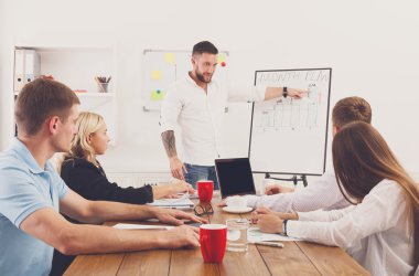 Proje sunumu. Genç hipsters işadamları ve kadınlar mo