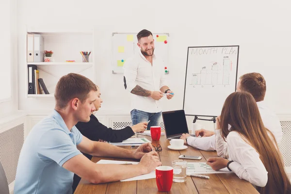 Projectpresentatie. Jonge hipsters zakenmannen en -vrouwen — Stockfoto