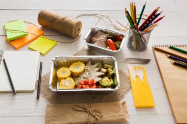 Sağlıklı Gıda folyo kutusunda çalışma tablosu, diyet kavramı.