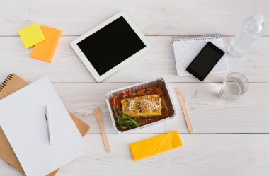 Sağlıklı yemek folyo kutusu office masasına diyet yemek ile