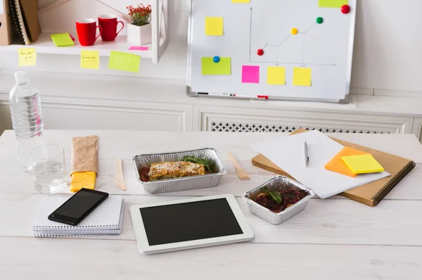 Caja de papel aluminio de almuerzo saludable con comida dietética en la mesa de la oficina — Foto de Stock