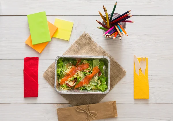 Aliments sains dans une boîte en aluminium sur la table de travail, concept de régime . — Photo