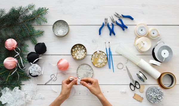 Creatieve diy hobby. Handgemaakte decoratie van Kerstmis, ballen en garland — Stockfoto
