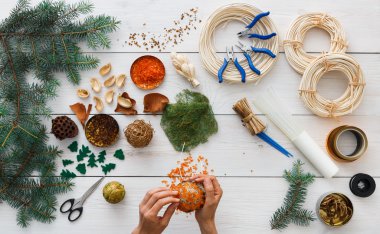 Yaratıcı DIY hobi. El yapımı craft Noel dekorasyonu, toplar ve çelenk