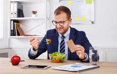 Adam sağlıklı iş yemeği modern ofis iç vardır.