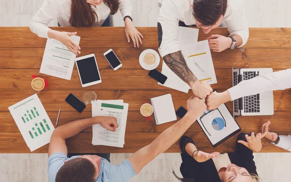 Trabajo en equipo y el concepto de trabajo en equipo en la oficina, la gente golpea puños —  Fotos de Stock