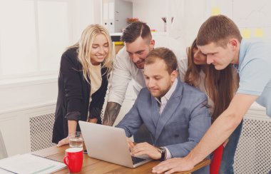 Mutlu iş insanlar takım birlikte office içinde laptop yakınındaki