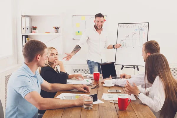 Projectpresentatie. Jonge hipsters zakenmannen en -vrouwen op mo — Stockfoto