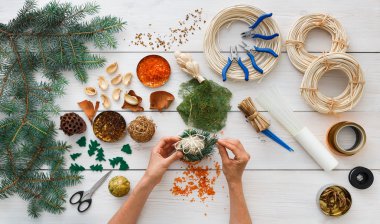 Yaratıcı DIY hobi. El yapımı craft Noel dekorasyonu, toplar ve çelenk