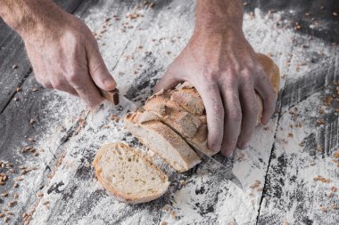 Fırın kavramı arka plan. Ekmek ekmek dilimleri kesme eller