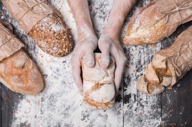 Fırın kavramı arka plan. Ekmek somun ellerini tutun