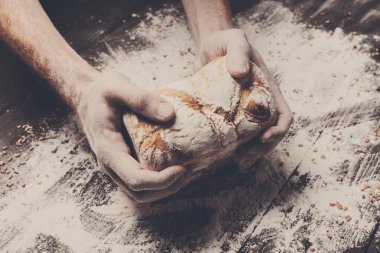 Fırın kavramı arka plan. Ekmek somun ellerini tutun