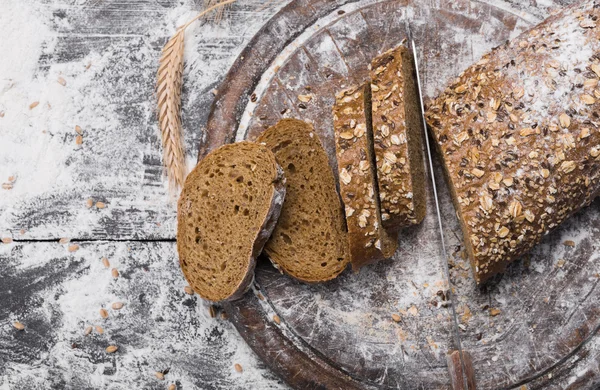 Fırın kavramı arka plan. Dilimlenmiş ekmek ve bıçak tam tahıl çavdar