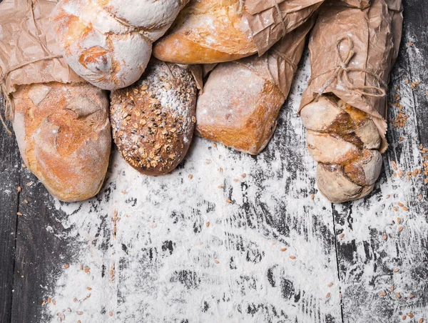 Fondo concepto panadería. Tipos de pan con espacio de copia — Foto de Stock