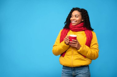 Siyah Kadın Ceketli Tutma Kupası Yan Bakış, Mavi Arkaplan