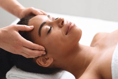 Tanımlanamayan masajcı gevşemiş siyah kadın başı