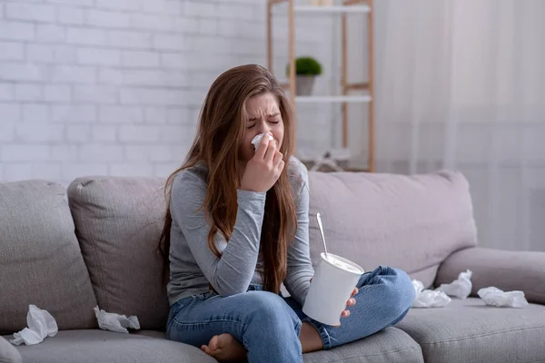 Gebrochene junge Frau mit Eimer Eiscreme weint, während sie zu Hause Drama im Fernsehen anschaut — Stockfoto