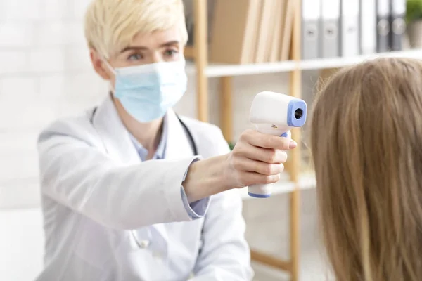 Examen médico, cuarentena y protección en covid-19 — Foto de Stock